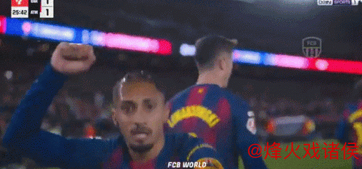 巴萨9000万巨星救主：单刀打空门 亲吻队徽！4万人鼓掌致敬