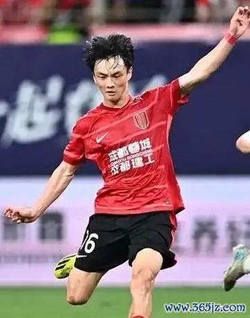 足球报：国足中场组合，杨明洋与塞尔吉尼奥成关键不确定因素？