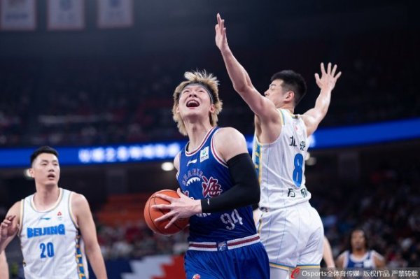 九游会J9 闫鹏飞22+12上海2-1晋级八强 首钢4人被驱逐